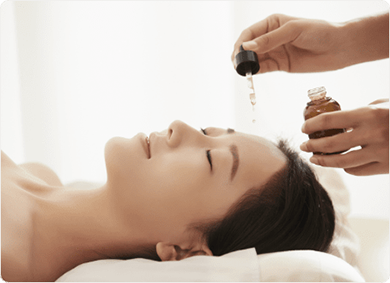 에센셜 오일을 이용한 아로마 마사지 받는 여자